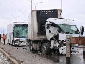 2’si Çocuk 15 Kişinin Yaralandığı Kazada Enkaz Kaldırma Çalışması Sürüyor