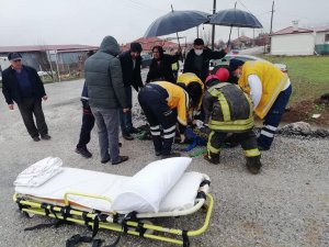 Ciple Çarpışan Otomobil Tarlaya Devrildi; 4 Yaralı