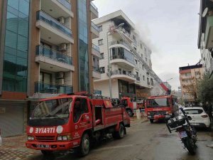Manisa’da Ev Yangını, 1 Kişi Dumandan Etkilendi