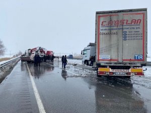 Kontrolden Çıkan Tır Kar Birikintisine Saplandı