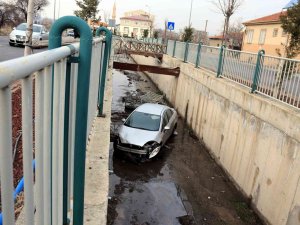 Kanala Uçtukları Otomobili Bırakıp Kaçtılar