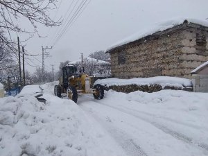 Akseki’de Kardan Kapalı Olan Kırsal Mahalle Yollarında Karla Mücadele