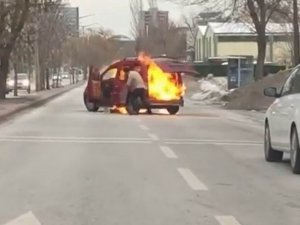 Boşanma Aşamasındaki Genç Sinirlenip Yol Ortasında Aracını Yaktı