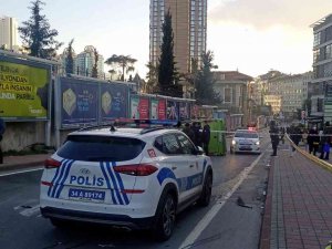Şişli’de Otomobille Çarpışan Minibüs Devrildi, 2 Yolcu Hafif Yaralandı