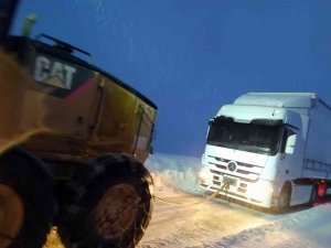 Tipi Ve Karda Mahsur Kalan Tır Kurtarıldı
