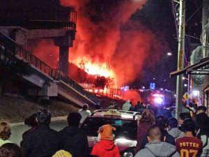 Meksika’da Zincirleme Trafik Kazasında Tır Alev Topuna Döndü