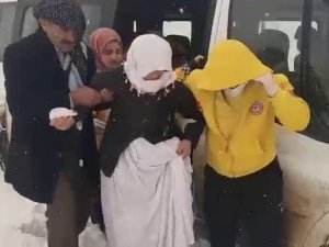 Ekipler Karda Mahsur Kalan Hasta Kadın Ve 4 Araç İçin Seferber Oldu