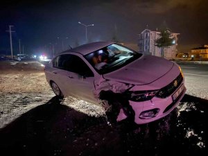 Çarpışan Araçların Savrulurken Çıkardığı Kıvılcımlar Güvenlik Kamerasında