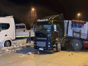 Buzlanma Beraberinde Kaza Getirdi, 25 Araç Birbirine Girdi