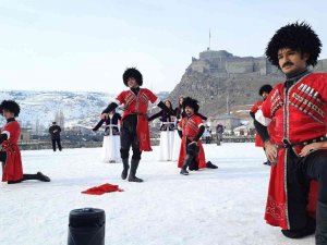 Kars’ta ‘Kafkas Dansı’ Karla Buluştu