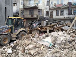 Hisarcık’ta 8 Metruk Bina Yıkıldı