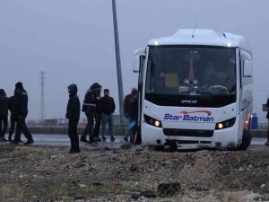 Lastiği Patlayan Yolcu Midibüsü Refüje Çarpıp Karşı Şeride Geçti: 2 Yaralı
