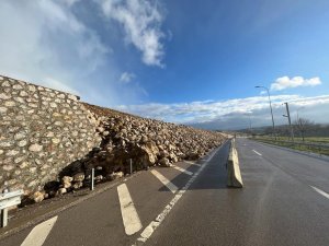 Sinop-Samsun Karayolunda 200 Metrelik İstinat Duvarı Yıkıldı