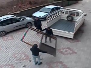 Nakliyeci Tutup Güpegündüz Alüminyum Çerçeveleri Çaldılar