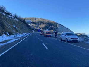 Heyelan Zonguldak-i̇stanbul Karayolunu Ulaşıma Kapattı