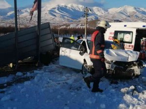 İ̇ki Araç Çarpıştı, 4 Kişi Yaralandı