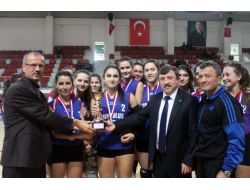 Genç Kızlar Voleybolda Kupalar Sahiplerini Buldu