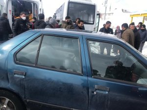Bitlis’te Otomobil Halk Otobüsüne Çarptı: 1 Yaralı