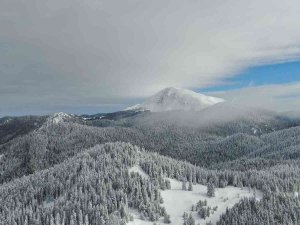 Kar Kalınlığının 1,5 Metreyi Aştığı Ilgaz Dağı Görenleri Mest Ediyor