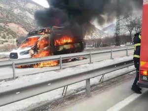 Amasya’da Seyir Halindeki Kamyonet Alev Alev Yandı