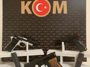 Otobüs Terminalinde Meyve Çuvalı İçinde Ruhsatsız Silah Ele Geçirildi