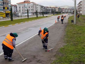 Karın Ardından Kum Ve Tuz Temizleniyor
