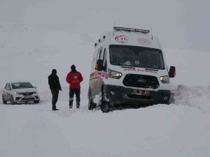 Hasta Almaya Giderken Kara Saplanan Ambulansın İmdadına İ̇pekyolu Belediyesi Yetişti