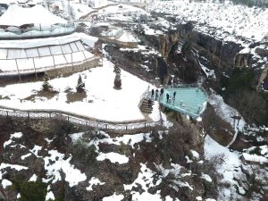 Tarihi İlçede Yer Alan Cam Teras Yenilenerek Sezona Hazırlanıyor