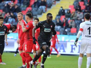 Sivasspor’da Mustapha Yatabare Kırmızı Kart Gördü!