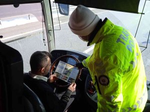 Polisten Sürücü Ve Yolculara Bilgilendirme