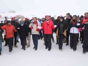 Hakkari’de 4. Kar Festivali Renkli Görüntülere Sahne Oldu