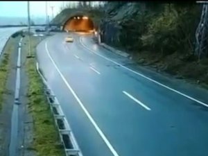 Karayoluna Düşen Taş Ve Kayalar Yolu Ulaşıma Kapattı