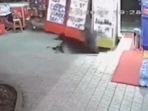 Kadıköy’de Bina Önünde Korkutan Çökme Kamerada