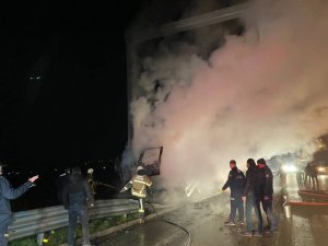 Bursa’da Feci Kaza: 2 Kişi Sıkıştıkları Kamyonda Yanarak Can Verdiler