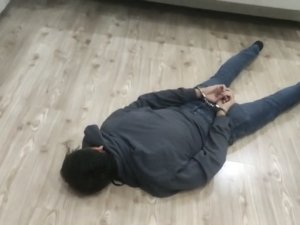 İ̇stanbul’da Torbacının Suçüstü Yakalandığı Anlar Kamerada: Kahve Poşetinde Satıldığı Ortaya Çıktı