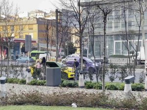 Beyoğlu’nda Yaralı Genç, Kendini Arabaların Önüne Atarak Yardım İstedi