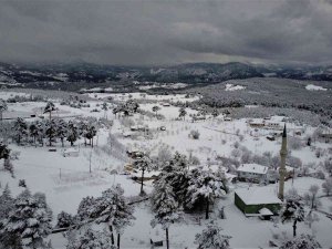 Beyaz Örtüyle Kaplanan Köy Doğal Güzelliğiyle Hayran Bıraktı
