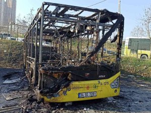 Esenyurt’ta Park Halindeki İ̇ett Otobüsü Alev Topuna Döndü