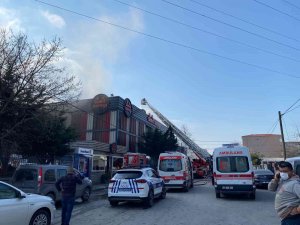 Sancaktepe’de Bulunan Bir İş Yerinde Yangın Çıktı. Olay Yerine Çok Sayıda İtfaiye Ekibi Sevk Edildi.