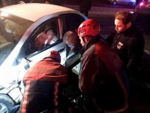 Sakarya’da İki Otomobil Çarpıştı: 6 Yaralı