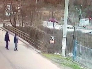 Kamyonet Karşı Şeritte Işıkta Bekleyen Otomobile Çarptı