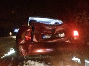 Takla Atan Otomobil Ağaca Çarparak Durabildi: 2 Yaralı