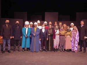 Başkan Büyükkılıç, “Yunus Emre” Adlı Tiyatro Oyununu İzledi