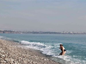 Yurt Genelinde Soğuk Hava Etkili Olurken, Antalya’da Deniz Keyfi