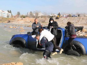 İ̇çinde 4 Kişinin Bulunduğu Arazi Aracı Akıntıya Kapıldı, Korku Dolu Anlar Yaşandı