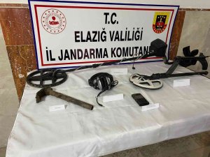Elazığ’da Define Arayan Bir Şahıs, Jandarma Tarafından Suçüstü Yakalandı
