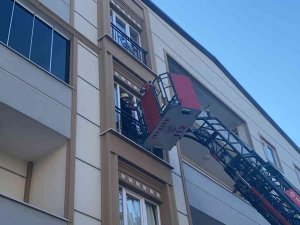 Kapıyı Açamayan Yaşlı Kadın İçin Camdan İçeri Girdiler
