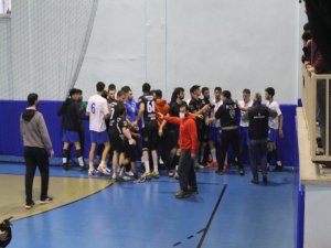 Çaykur Rizespor''un Hentbol Maçının Ardından Oyuncular Birbirine Girdi