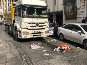 Beyoğlu’nda Hafriyat Kamyonunun Çarptığı Kişinin Bacağı Ezildi