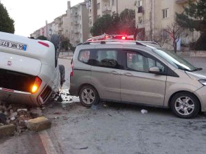 Hafif Ticari Aracın Çarptığı Otomobil Takla Attı; 7 Yaralandı